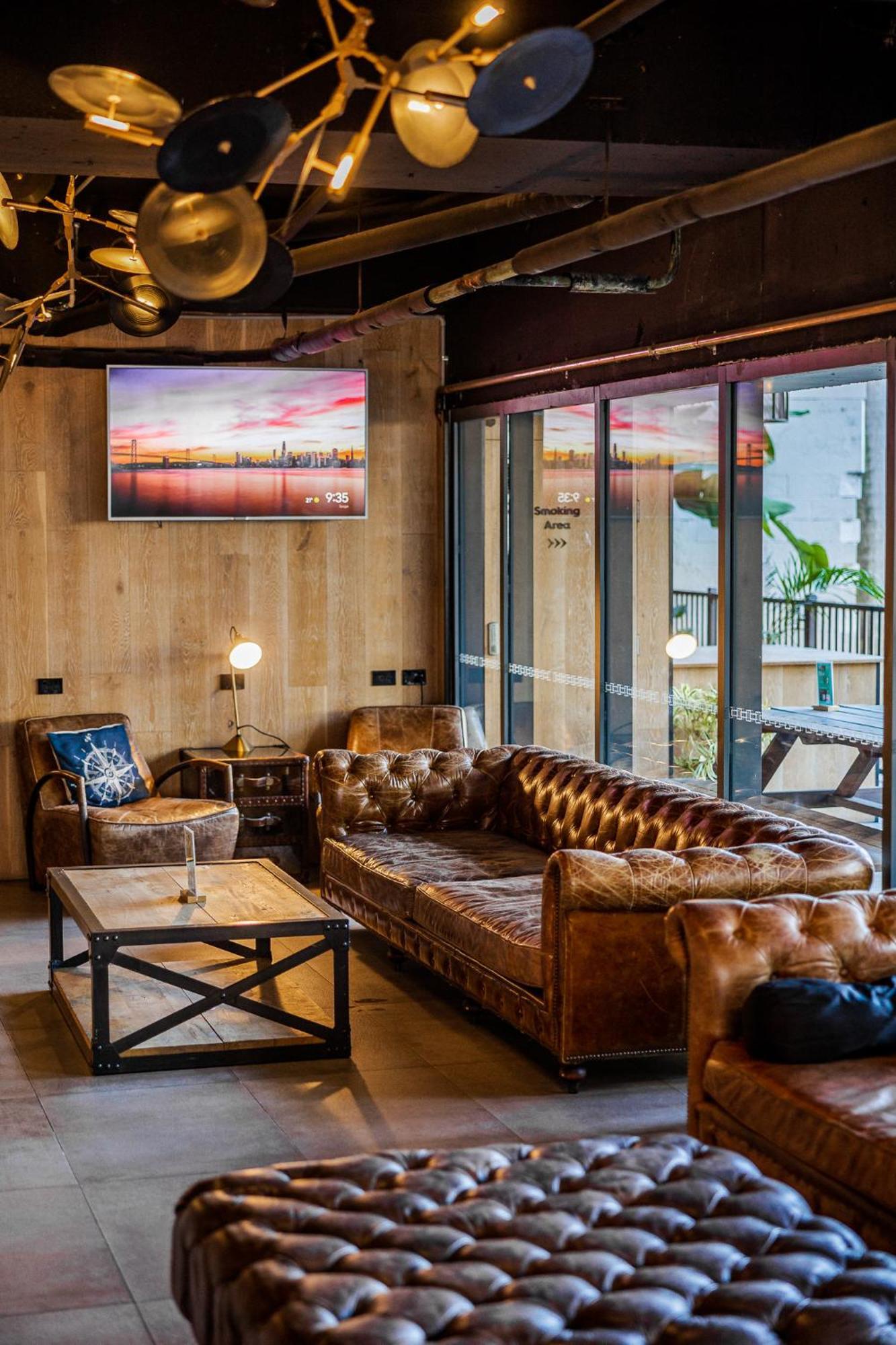 Bunk Surfers Paradise International Backpacker Hostel (Adults Only) Gold Coast Eksteriør billede