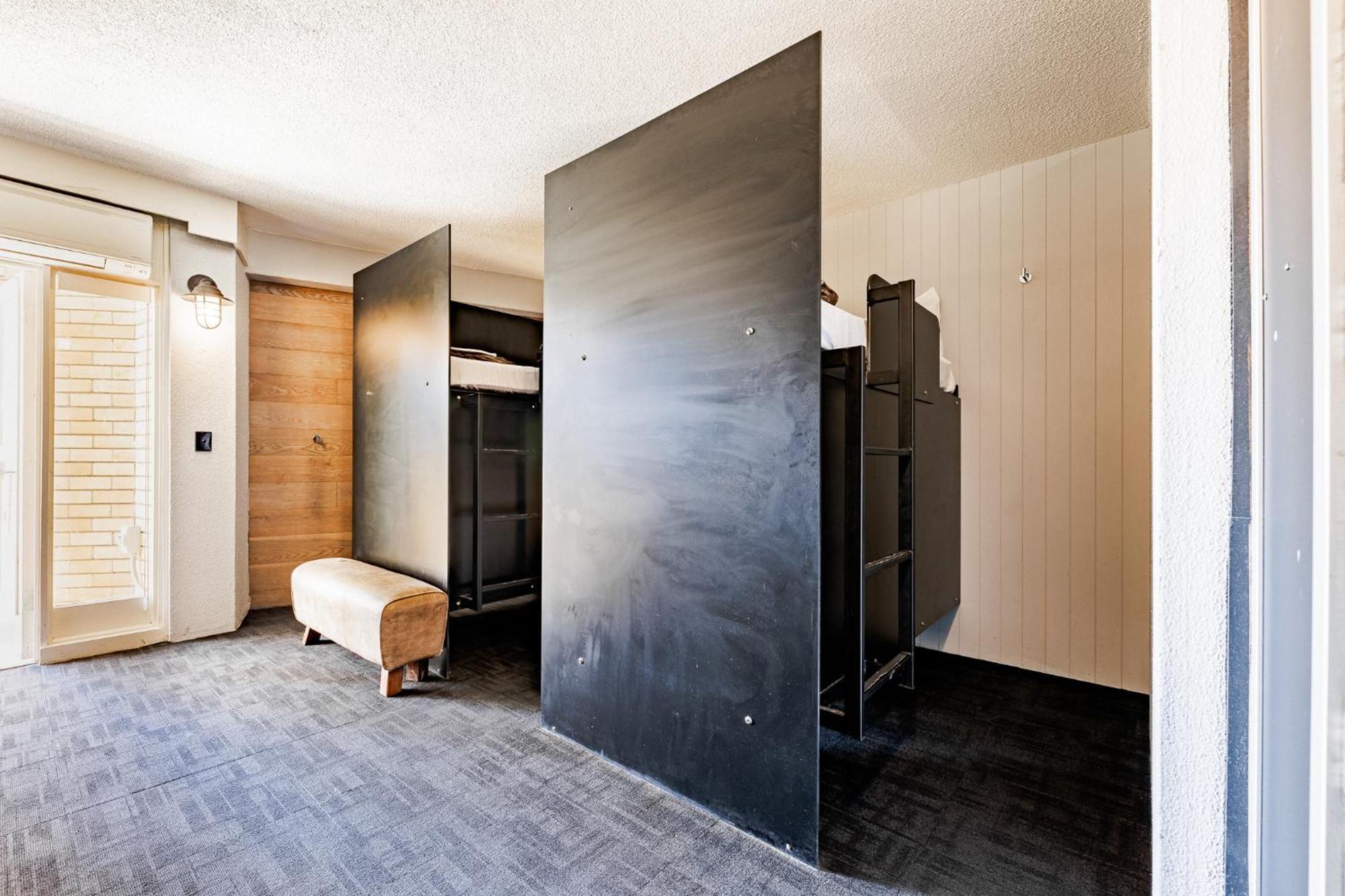 Bunk Surfers Paradise International Backpacker Hostel (Adults Only) Gold Coast Eksteriør billede
