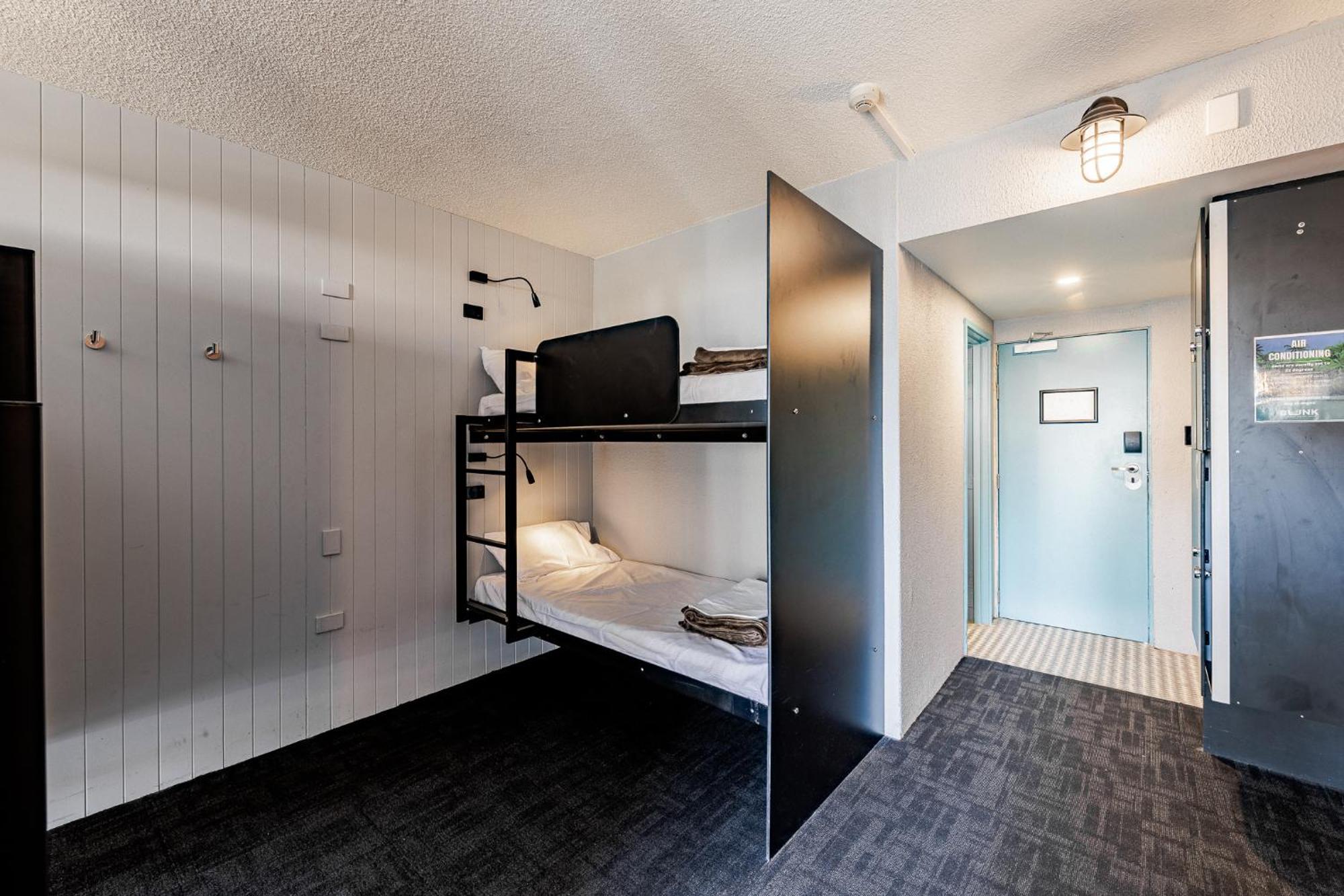 Bunk Surfers Paradise International Backpacker Hostel (Adults Only) Gold Coast Eksteriør billede